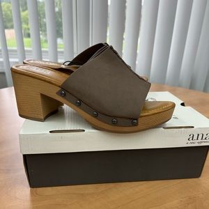 ANS Clog Size 8m women’s memory foam. $50